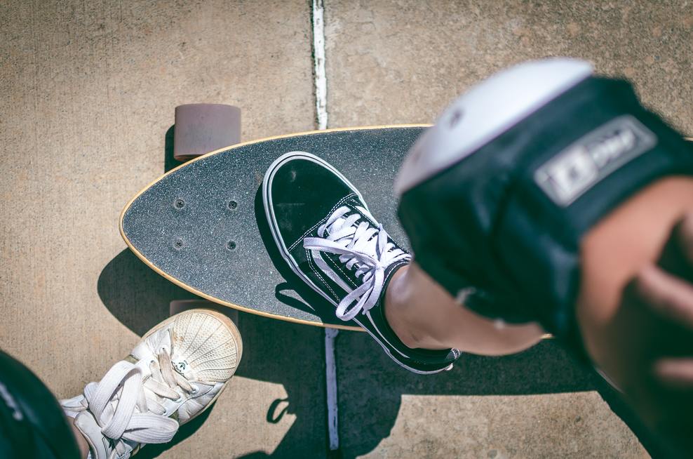 Photograph of a skater flaunting Vans Era in black