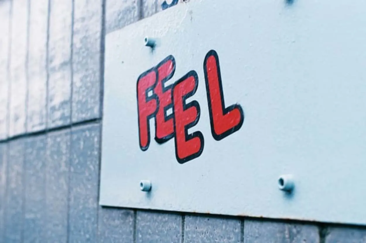The word "feel" is expressed by writing/graffiti.