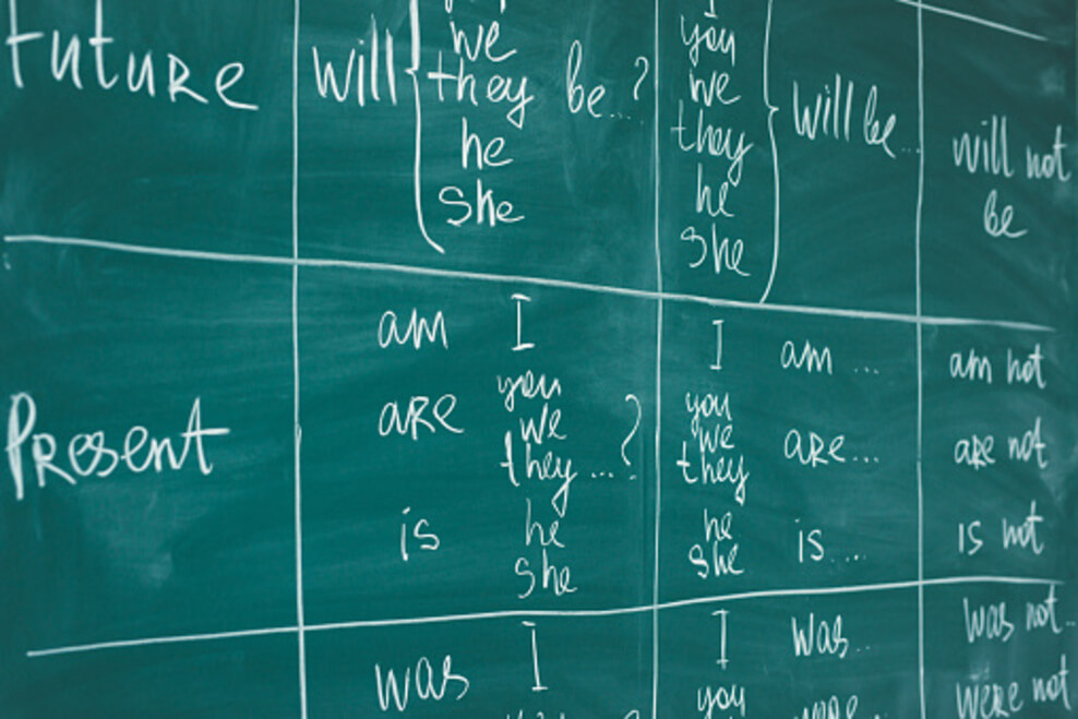 An image that shows the chalkboard in an English class of verbs and tenses.