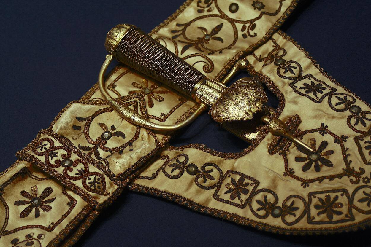 A dagger sword in its cover. 