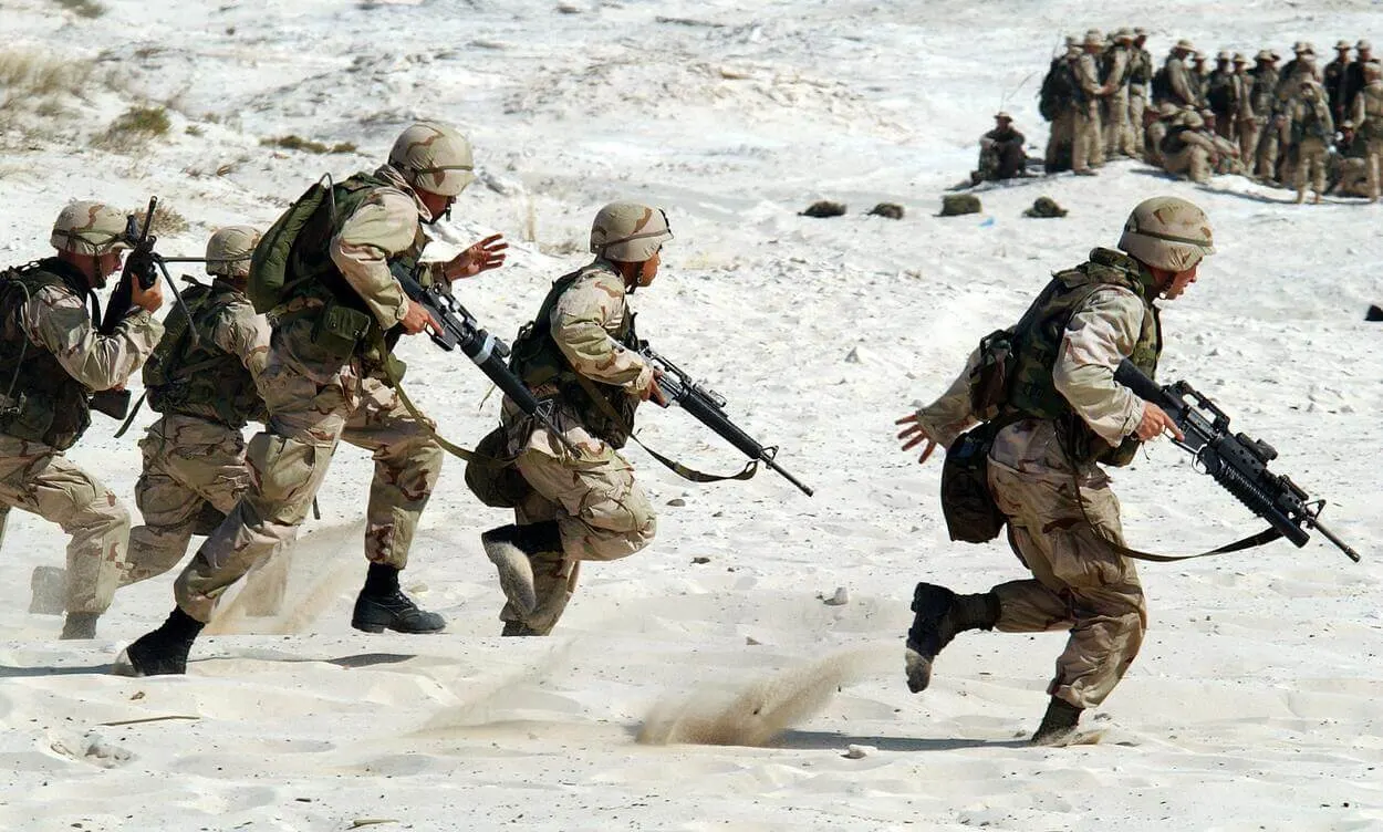 A group of soldiers ran towards the field. 