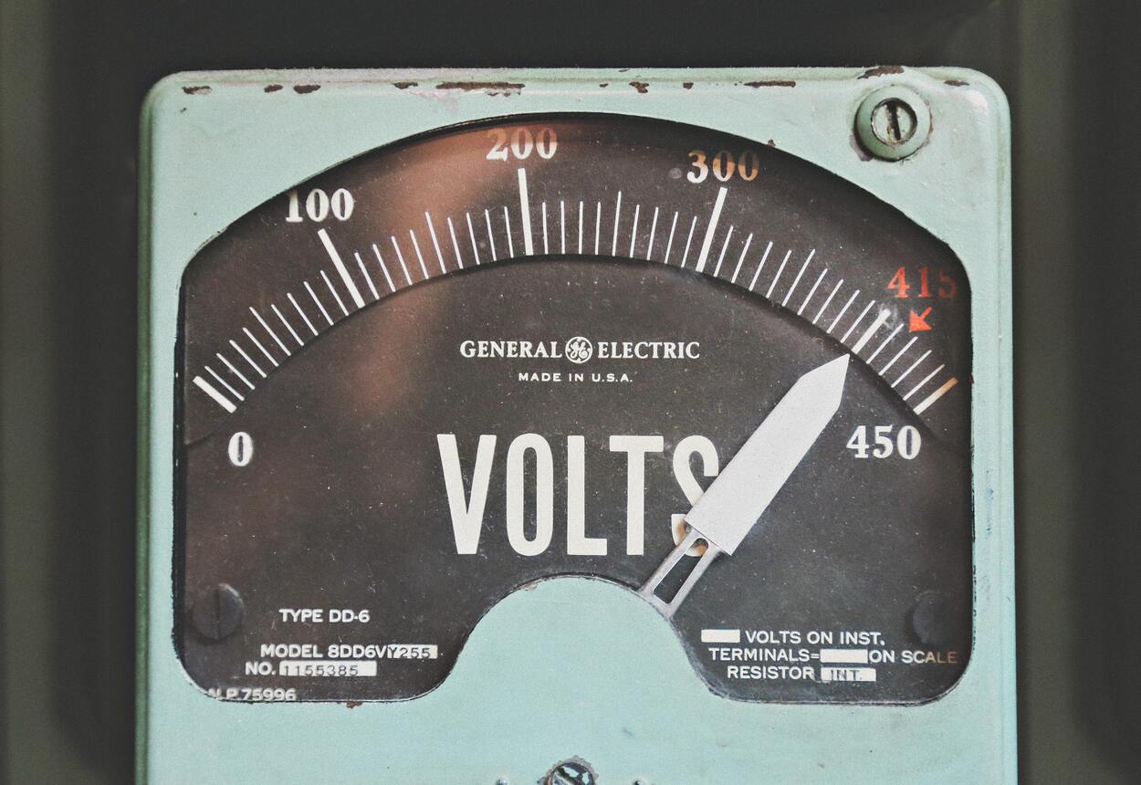 An image of a voltmeter.