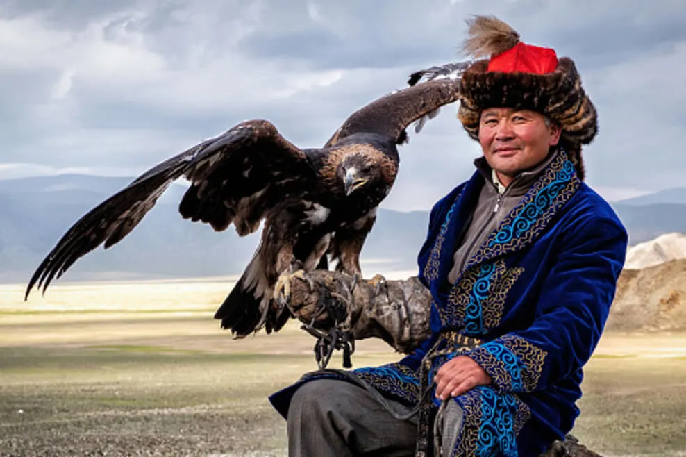 An image showing an eagle hunter of western Mongolia