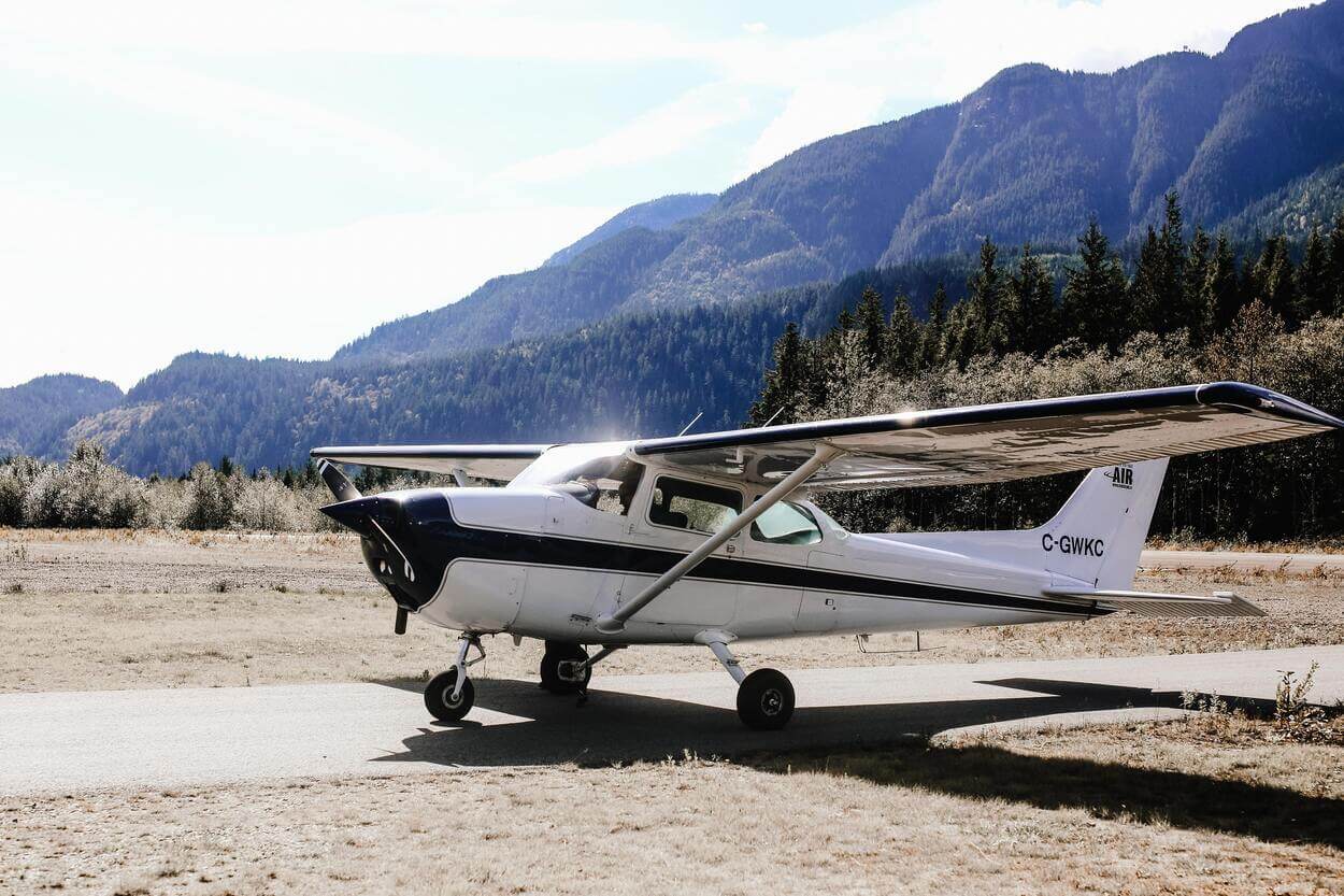 Cessna 152 is ready to take off