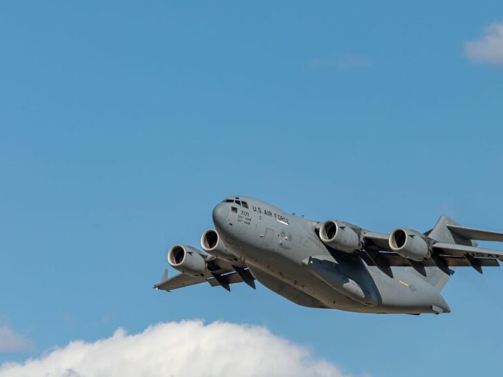 How Can You Tell The Difference Between A C5 Galaxy And A C17 In The Air?