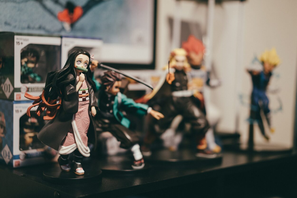 Multiple action figures including Tanjiro, Nezuko and Rengoku decorated on a table.