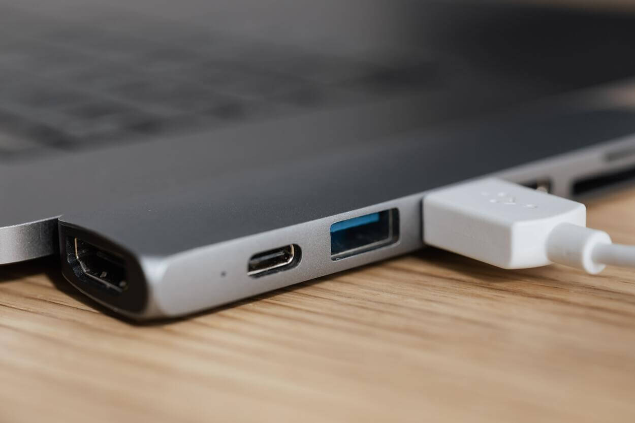 A side image of a laptop showing a blue USB port.