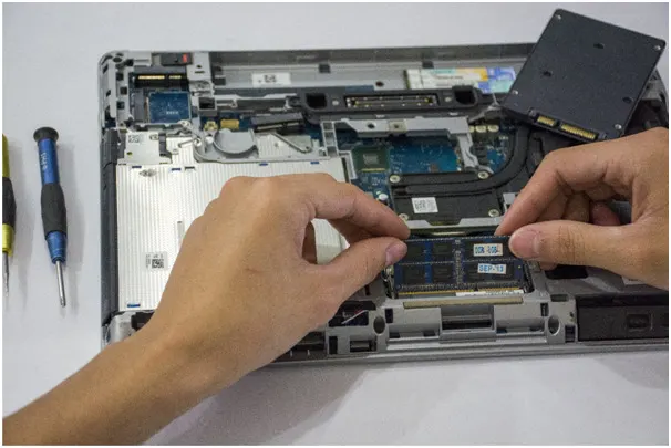Setting the internal mechanism of the laptop