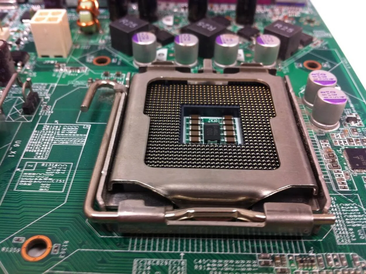 An image of a hard disk installed on a motherboard.