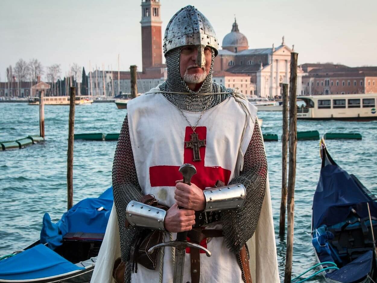 An image of a knight wearing a Christian surcoat.