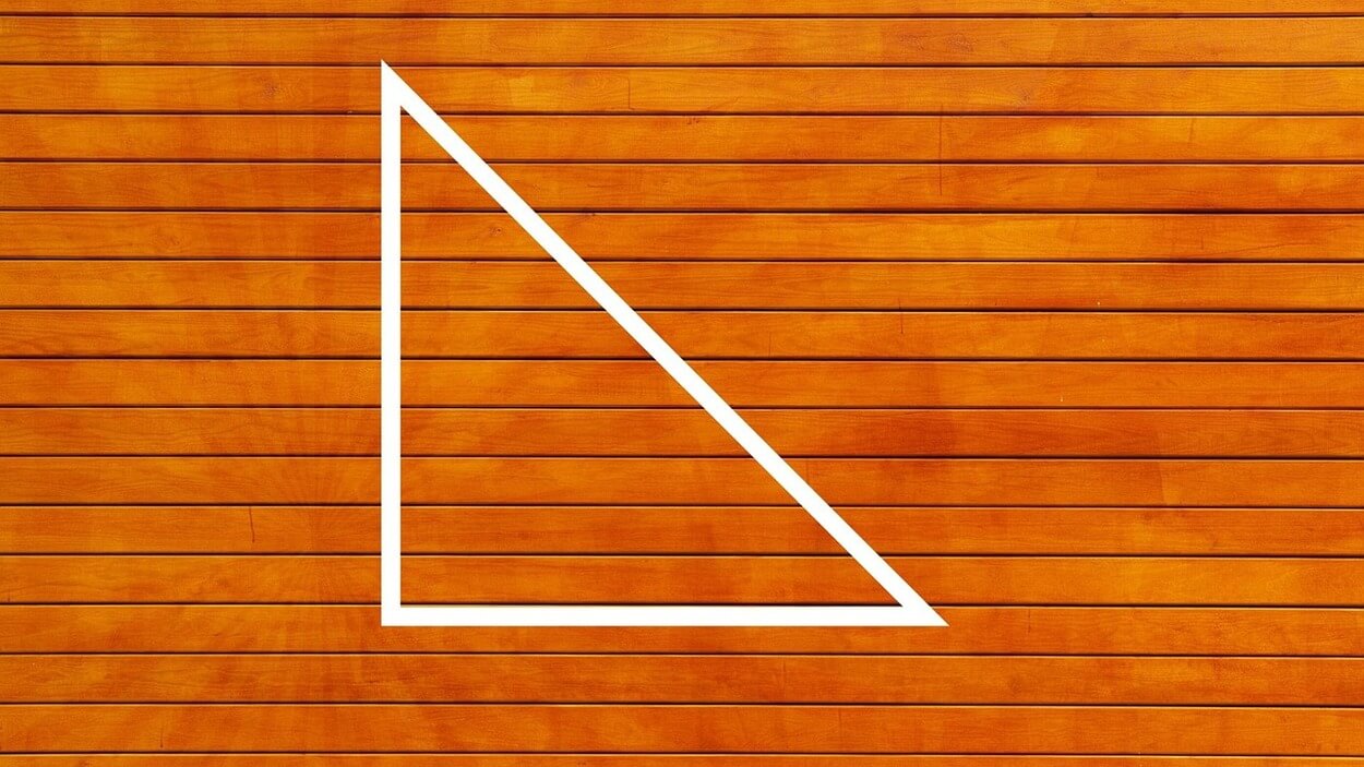An image of a right angle triangle.