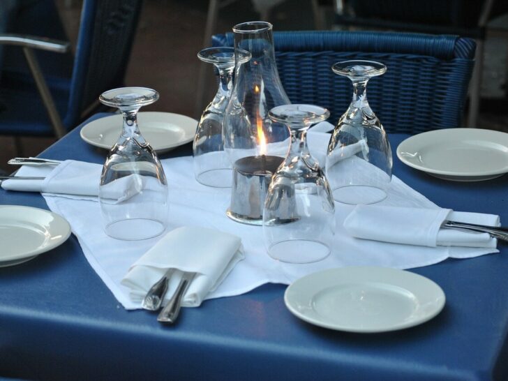 An image of resturant table.