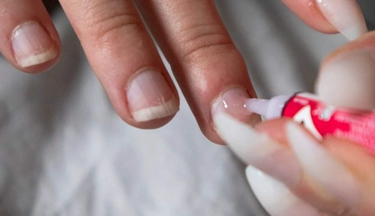 Applying glue on nails