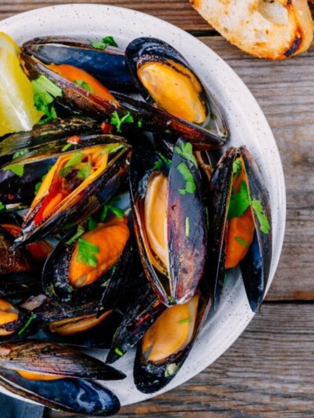 What Is The Difference Between A Mussel And A Clam? Are They Both Edible?