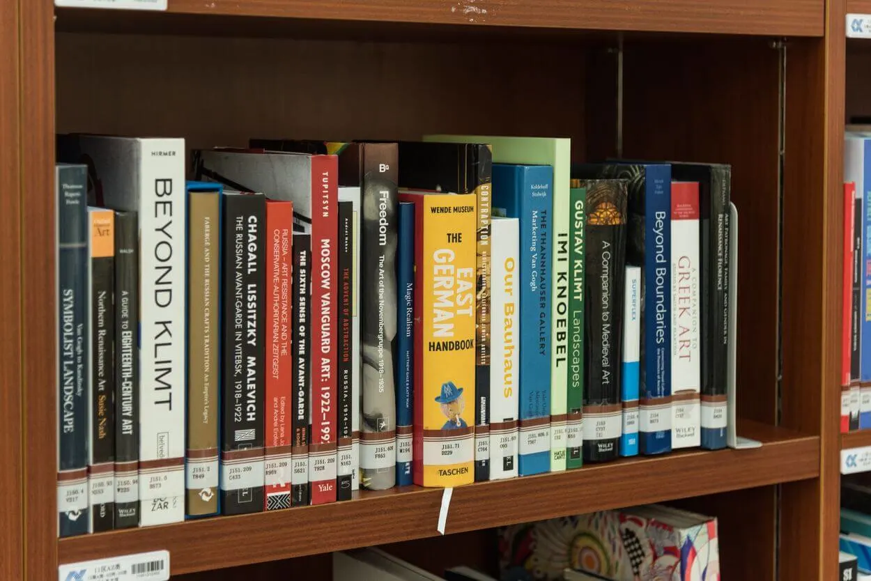 Image of a shelve with books.