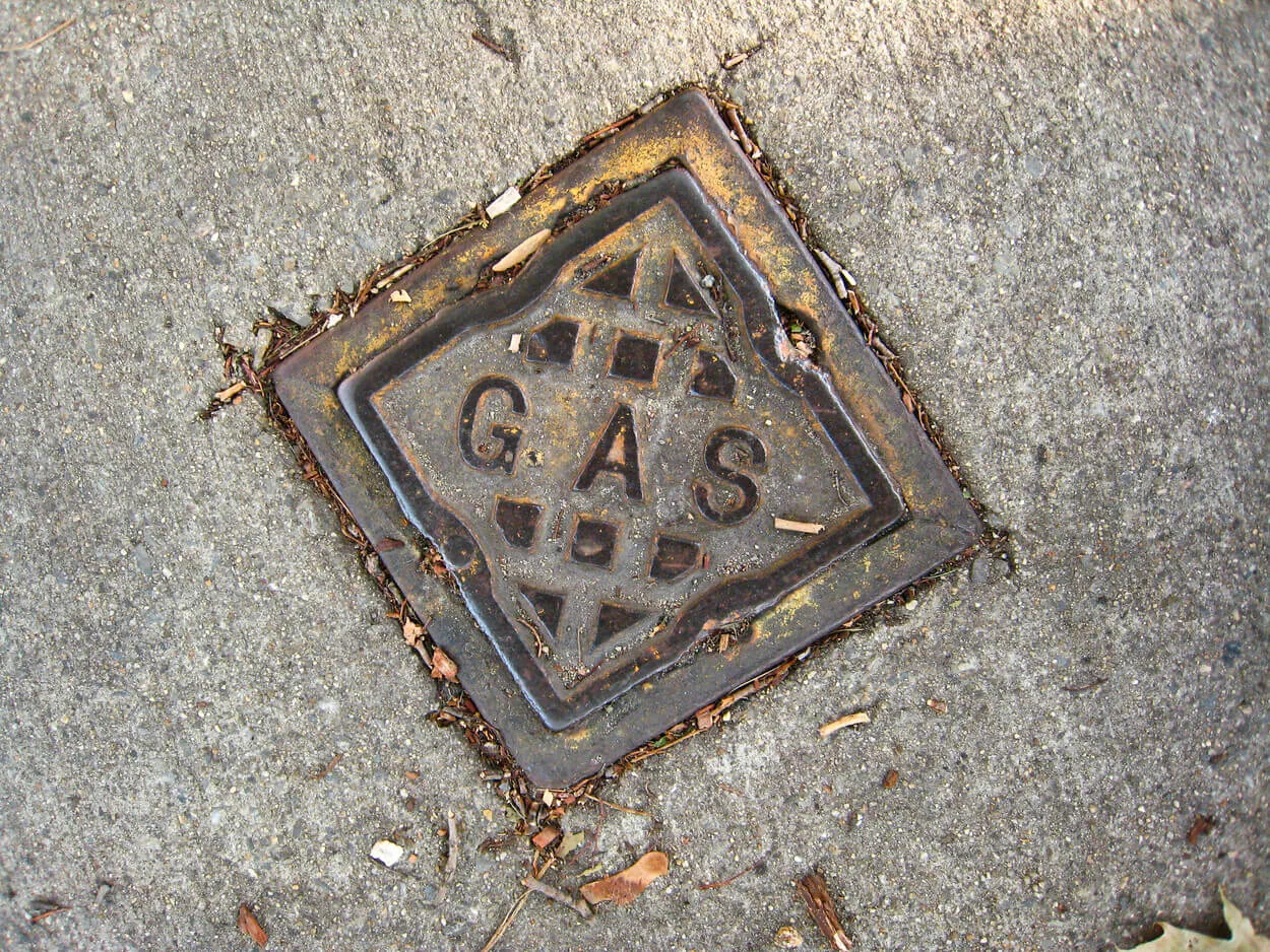 Image of the metal plate showing the sign "gas."