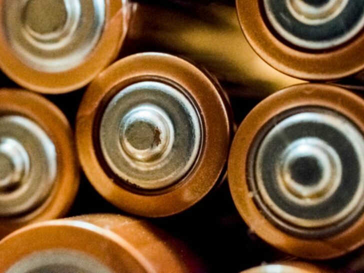 What Is The Difference Between An R6 Battery And An AA? (Answered)