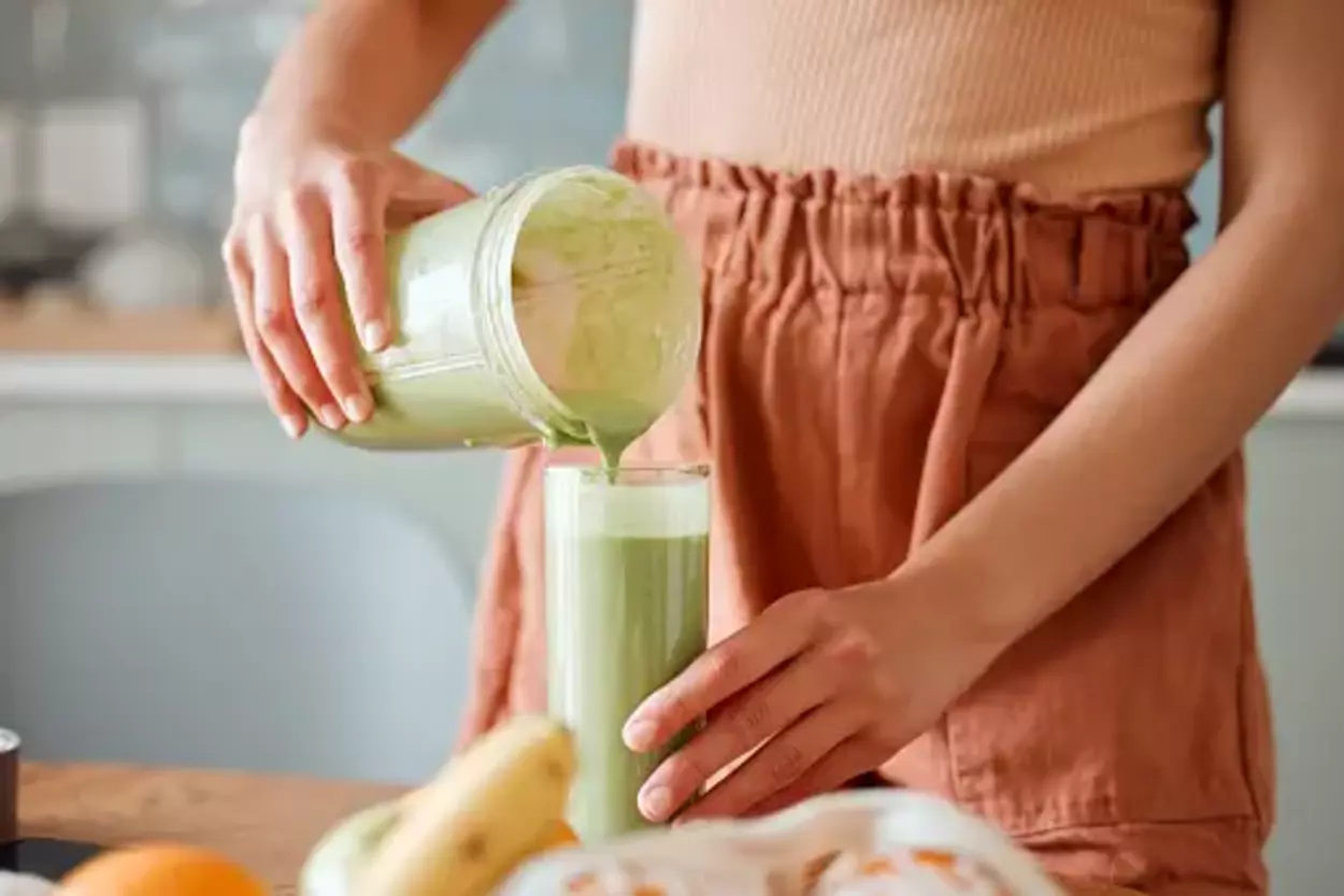 A lady making smoothie