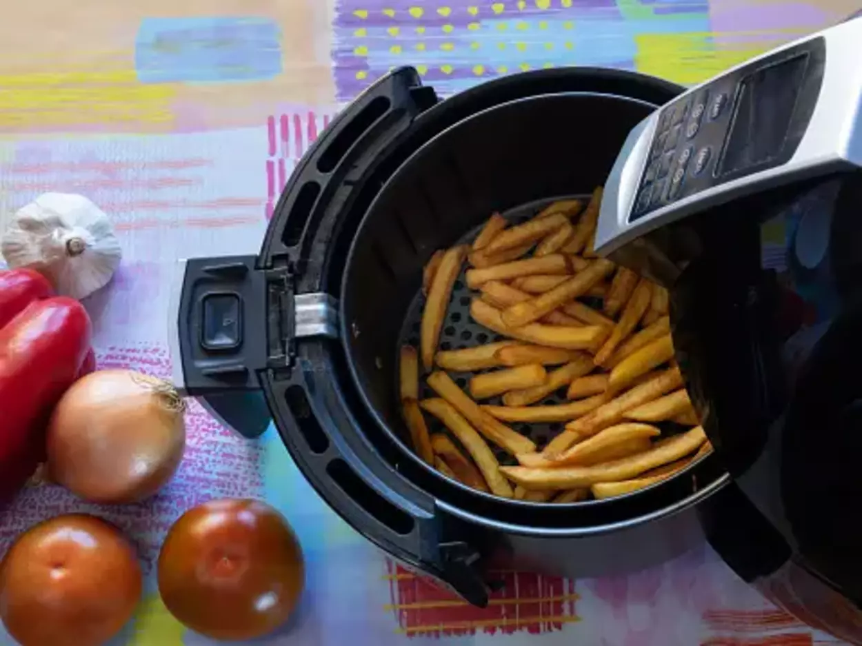 Fries in the air fryer basket 