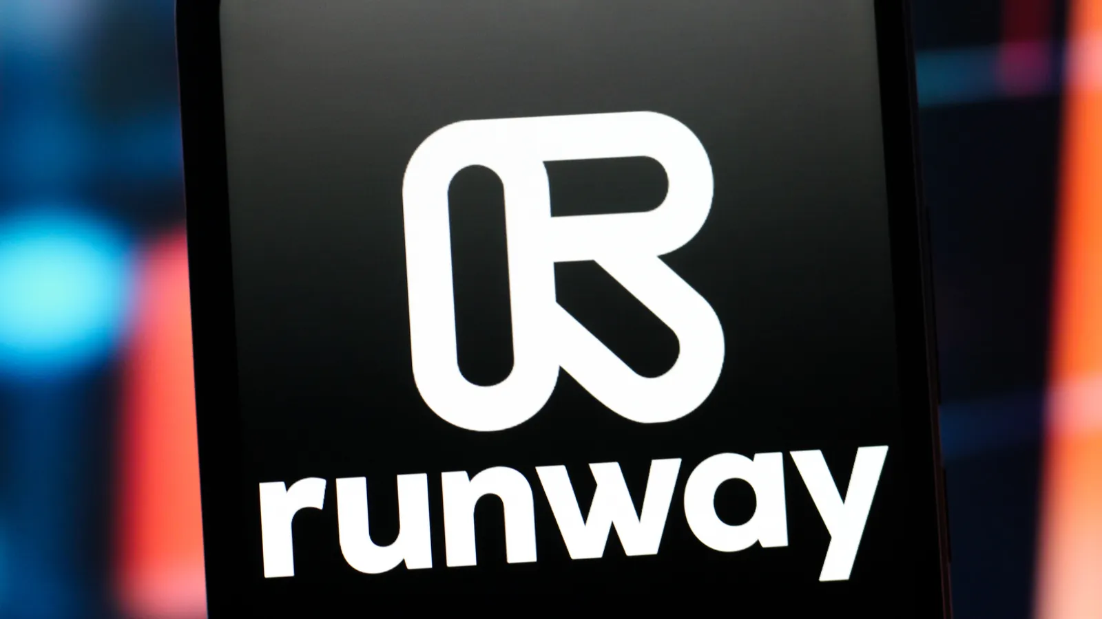 Runway vs Pika, which AI video generator gives creators better short form scenes